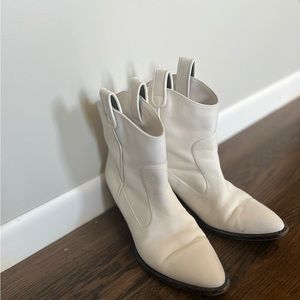 Amazing designer white cowboy boots with low heel! So chic!